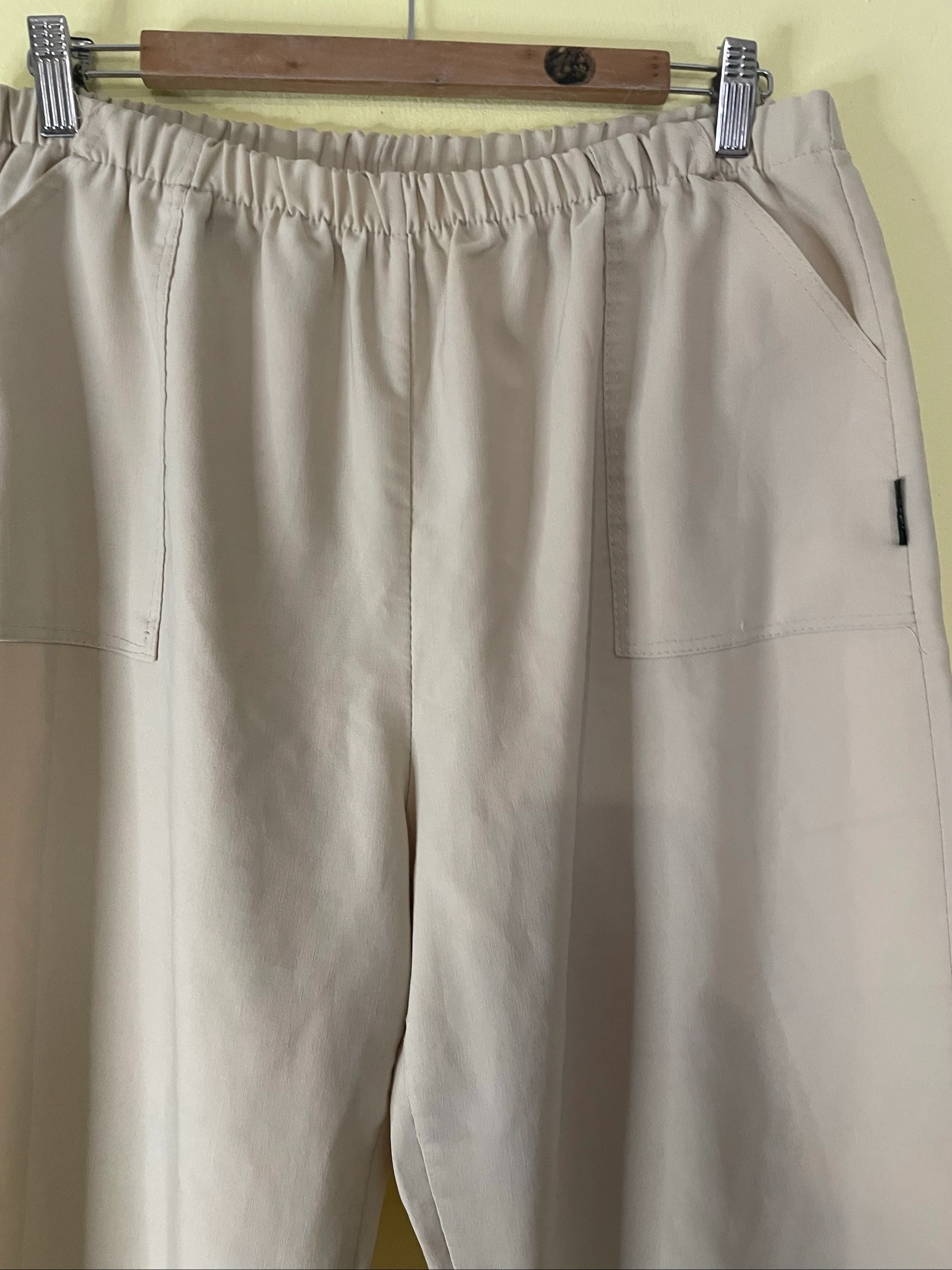 Beige wijde broek met elastische taille en grote zakken – photo 2